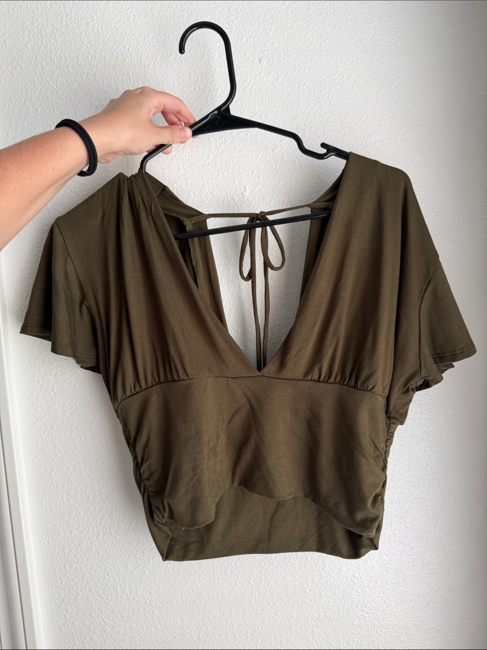 NWOT Women’s Olive Green V-Neck Tie-Back crop Top